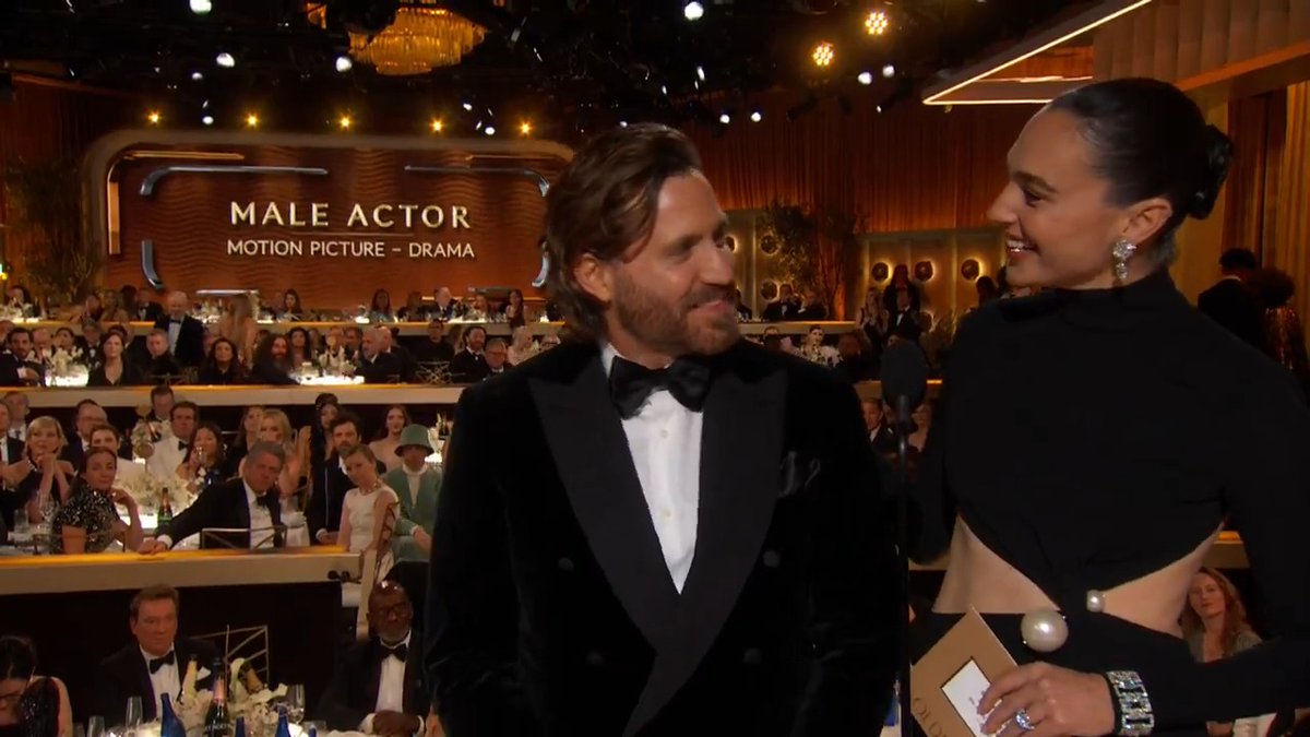 The amazingness continues ✨ with Gal Gadot and Edgar Ramirez presenting the #GoldenGlobes award for Best Male Actor – Motion Picture – Drama!