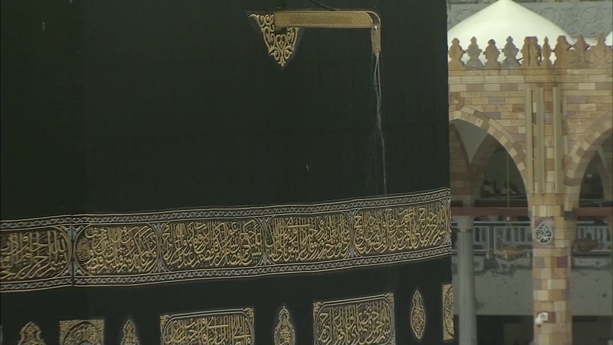 لقطات روحانية.. الكعبة المشرفة تغتسل بمياه الأمطار. -