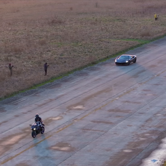 The braking distance between a car and a bike visualised!