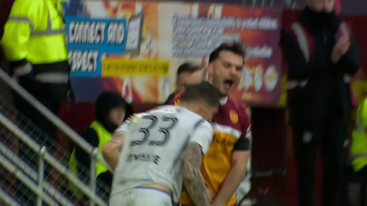 🗣️ "Why would you give the referee a decision to make?" Dermot Gallagher on the red card shown to Aberdeen's Slobodan Rubezic after his clash with Motherwell's Tony Watt. Your thoughts? ⤵️