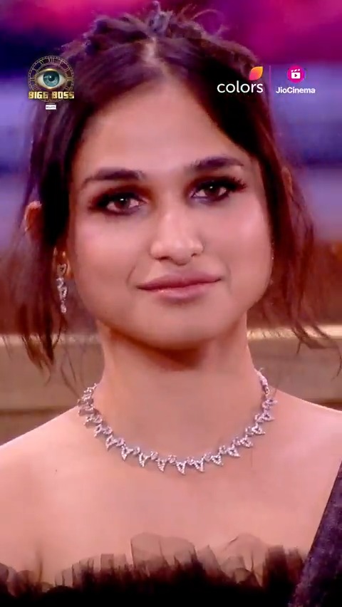 Ghar se beghar hone par Kashish ne reveal kiye gharwalon ke real character. Find out who according to her hona chahiye iss ultimate trophy ka true winner? 🏆 Dekhiye #BiggBoss18 Colors TV aur #JioCinema par.
