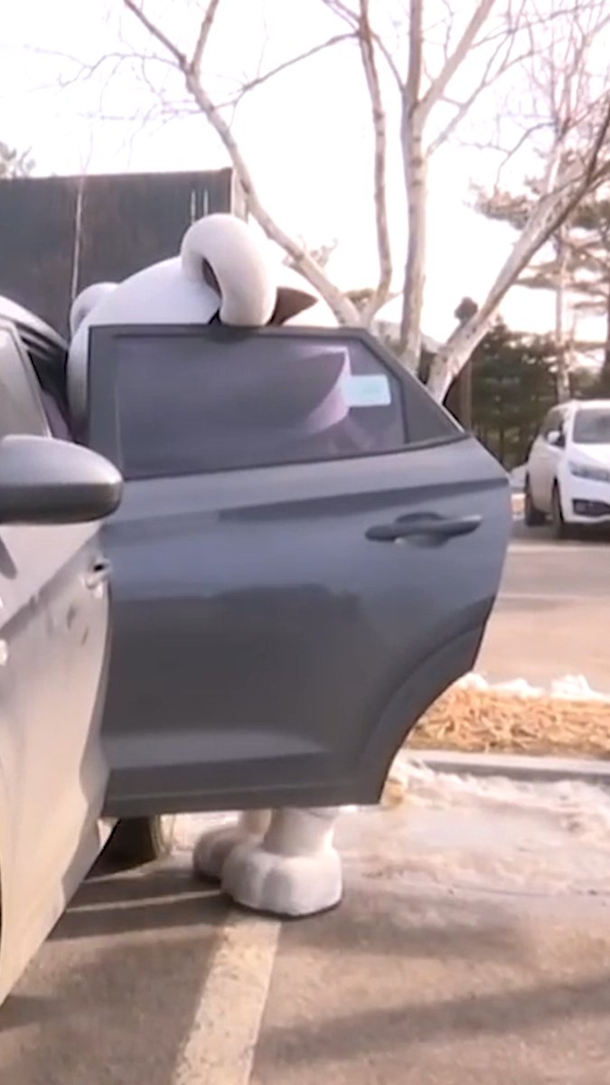 Still thinking about Soohorang, the Pyeongchang Winter Olympics mascot, struggling to fit in doors. 🤣 🎥 : Olympics