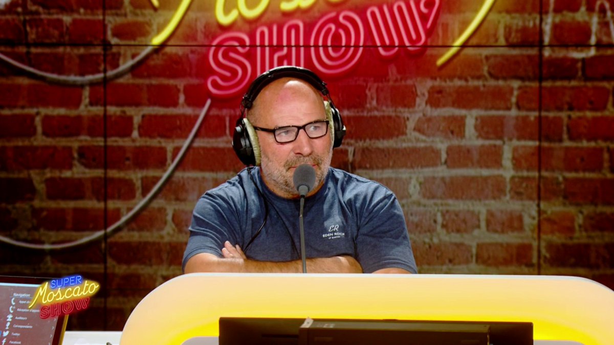 🎯😅 Vincent sur les fléchettes : "Bien sûr que c'est un sport. Je suis admiratif de l'ambiance. Les mecs gueulent comme des bovins, avinés à la Guinness avec des haleines de poney."