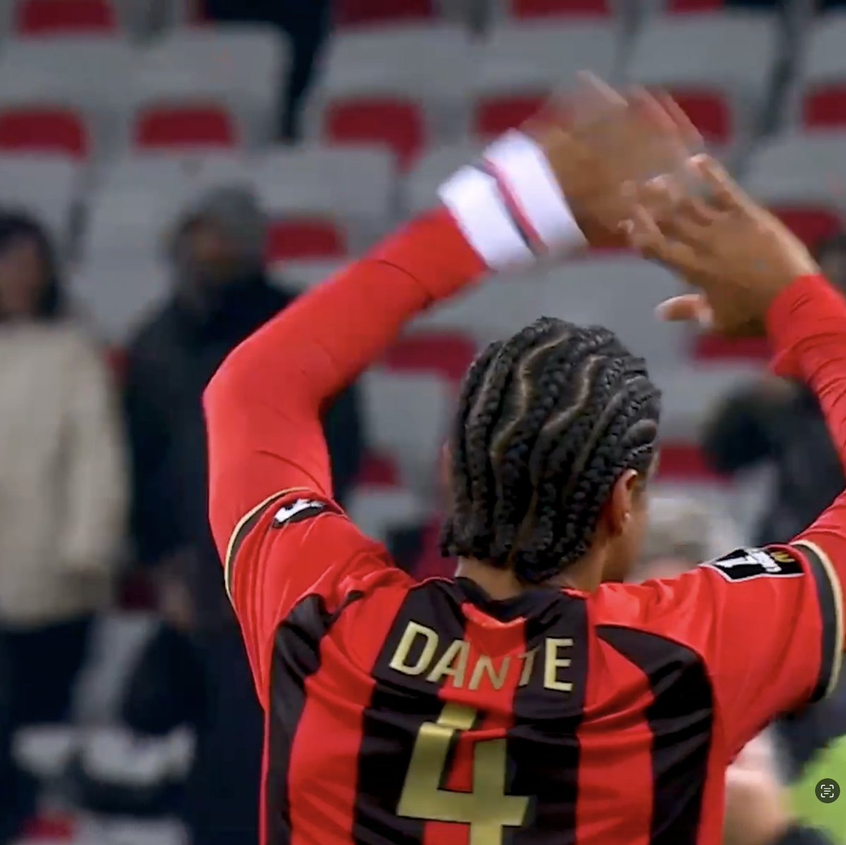 🔊 "𝑽𝒂𝒎𝒐𝒔, 𝑽𝒂𝒎𝒐𝒔 𝑫𝒂𝒏𝒕𝒆" L'ovation réservée à Dante Bonfim Costa pour son retour express sur les pelouses de Ligue 1 McDonald's vendredi soir ❤ #OGCNSRFC