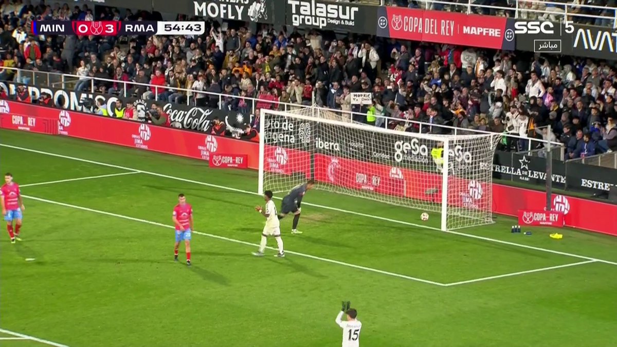 احتفال جماهير ديبورتيفو مينييرا بهدف مودريتش اول مره اشوف جمهور يحتفل بهدف خصمه .. اووووه نسيت جماهير برشلونة ضد فرانكفورت و لا هذولا باعو تذاكرهم ؟😹