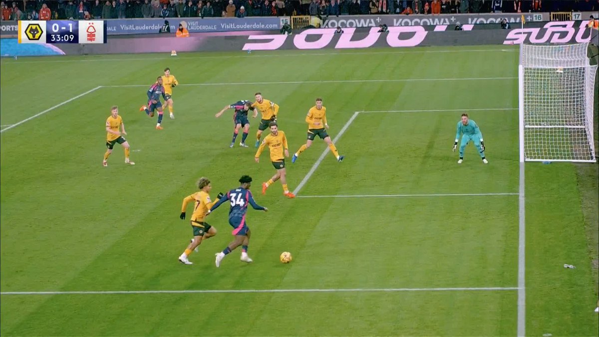 Big penalty appeals from Nottingham Forest... But VAR says no penalty 🎥❌