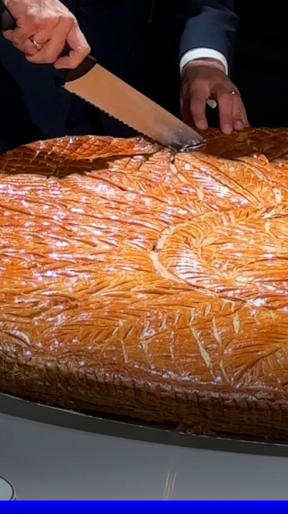 💬 "On peut faire entre 150 et 200 parts sans problème" 👑 Des boulangers préparent la galette des rois géante pour l'Élysée 🤳 Reportage à Boulogne-Billancourt de Robin Bernaud