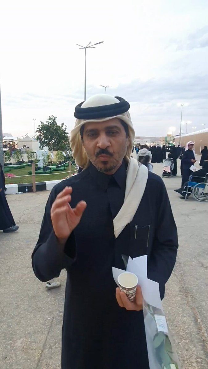 الأستاذ #محمد_بن_عبدالرحمن_السويلم - وجه إعلامي ومحلل فني وناقد رياضي،، بالأمس قدم من دولة الكويت بعد حضوره لبطولة كأس الخليج كمحلل رياضي،،حرص على الفور على حضور فعاليات #مهرجان_الحمضيات_التاسع_بالحريق #السويلم ، أشار إلى أن مهرجان الحريق بمثابة كرنفال إجتماعي ، ويدعوا كل من يشاهد هذا المقطع،بأن يحضر ويستمتع ويستأنس ويدخل البهجة والسرور على أبنائه،وأن يتواجد في هذا المكان لأنه جميل بكل تفاصيله.