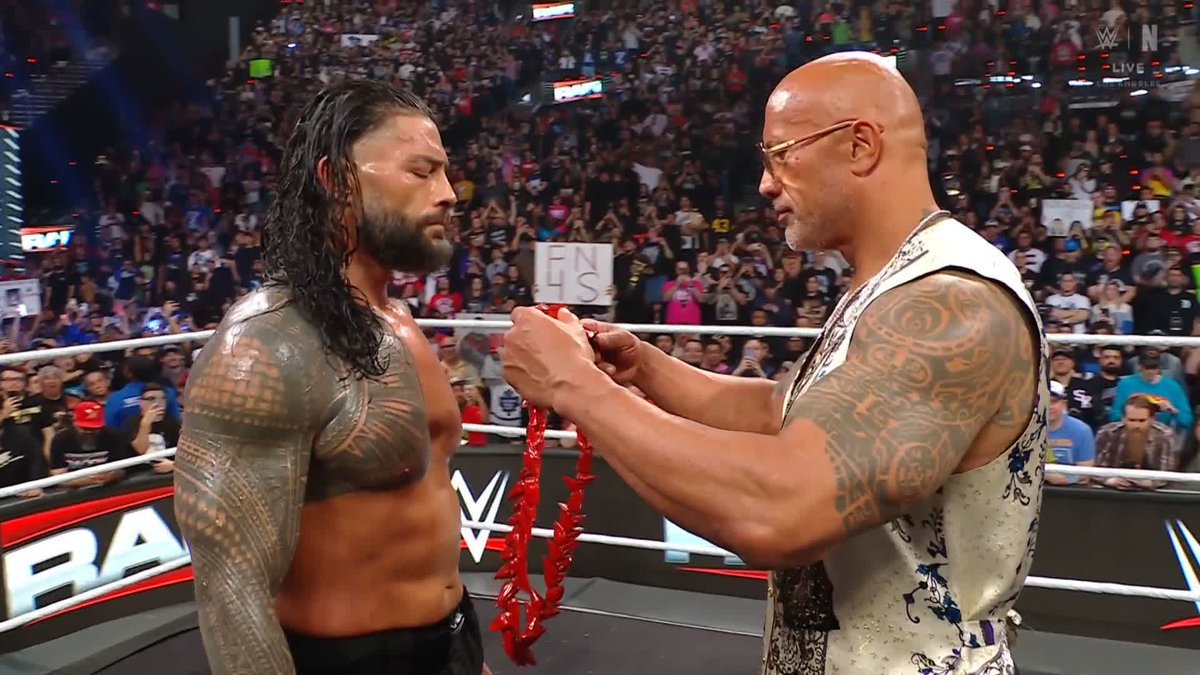 The Rock corona a Roman Reigns y ¡LO RECONOCEMOS! 👆👆👆 #RawOnNetflix
