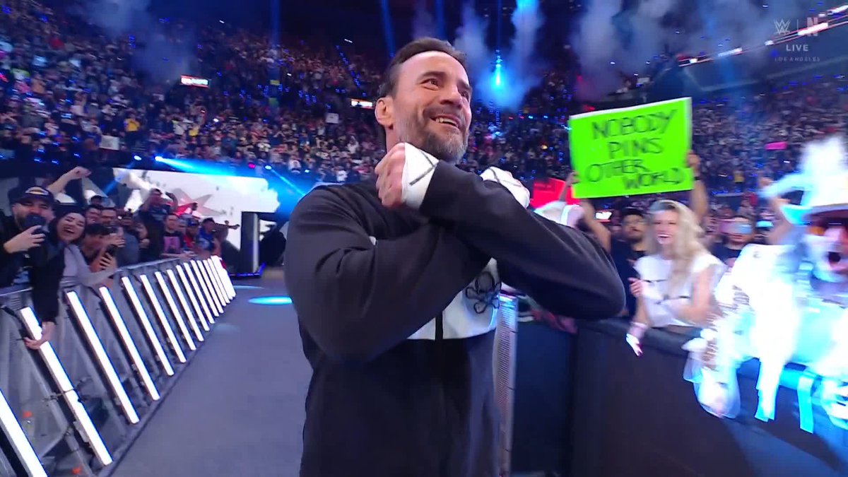 ¡Por primera vez en una década, CM PUNK compite en Monday Night Raw! #RawOnNetflix