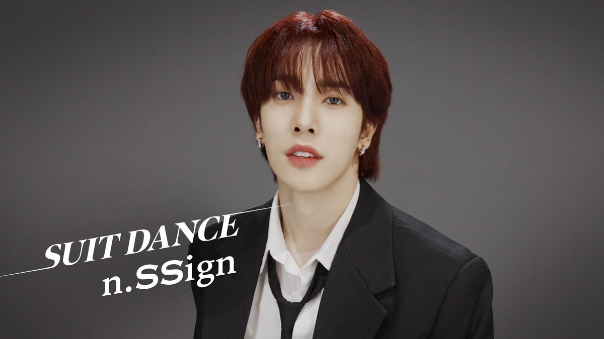 🚨#엔싸인 이 건네는 #Love_Potion 주의🚨 이 묘약❤️🧪을 마시고 #수트댄스 를 시청하면 평생 코스모 할 수 있다는 소문이..⁉️ #nSSign n.SSign(엔싸인) #SuitDance 👉 [독점 공개] n.SSign 비하인드! 멜론에서 만나기 🍈