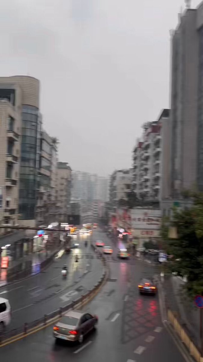 Hoy hemos dado un masterclass en Zigong, en la provincia de Sichuan. Hemos dado una charla y operado a 5 pacientes con cancer de pulmón en dos quirófanos simultaneos. A las 15:00 horas ya estabamos de camjno a la estación de tren para el siguiente destino