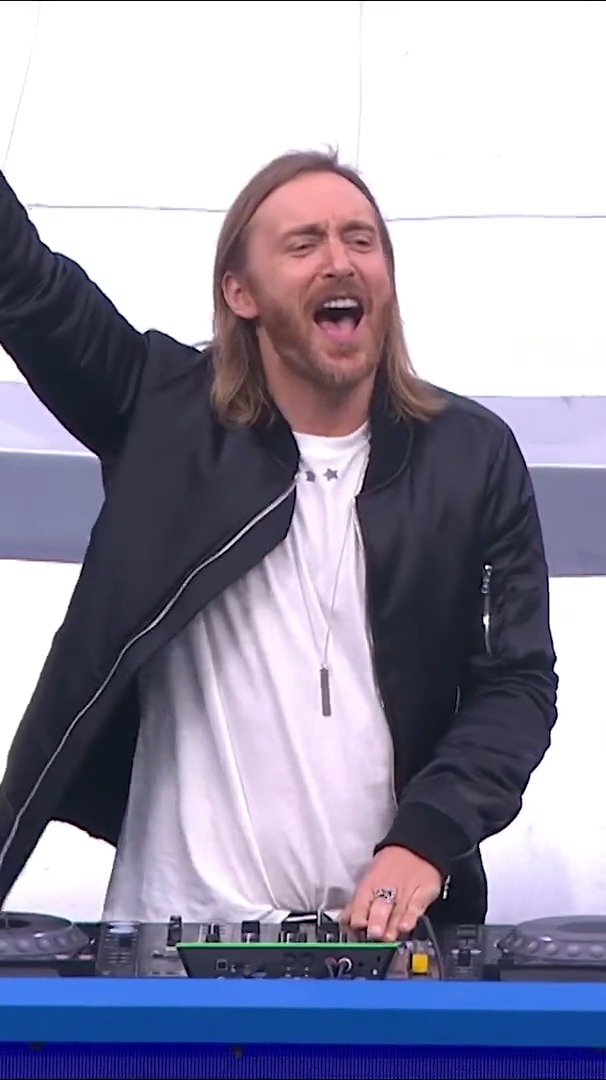 - Verano de 2016 - Fútbol en su máximo esplendor - Eurocopa - David Guetta se saca de los cojones este temazo con ese avión de mujer Era el prime de la vida