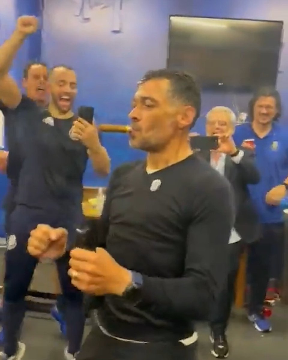 Sérgio Conceição pulled out the same cigar celebration he made famous at Porto after winning his first trophy with AC Milan 💨🕺