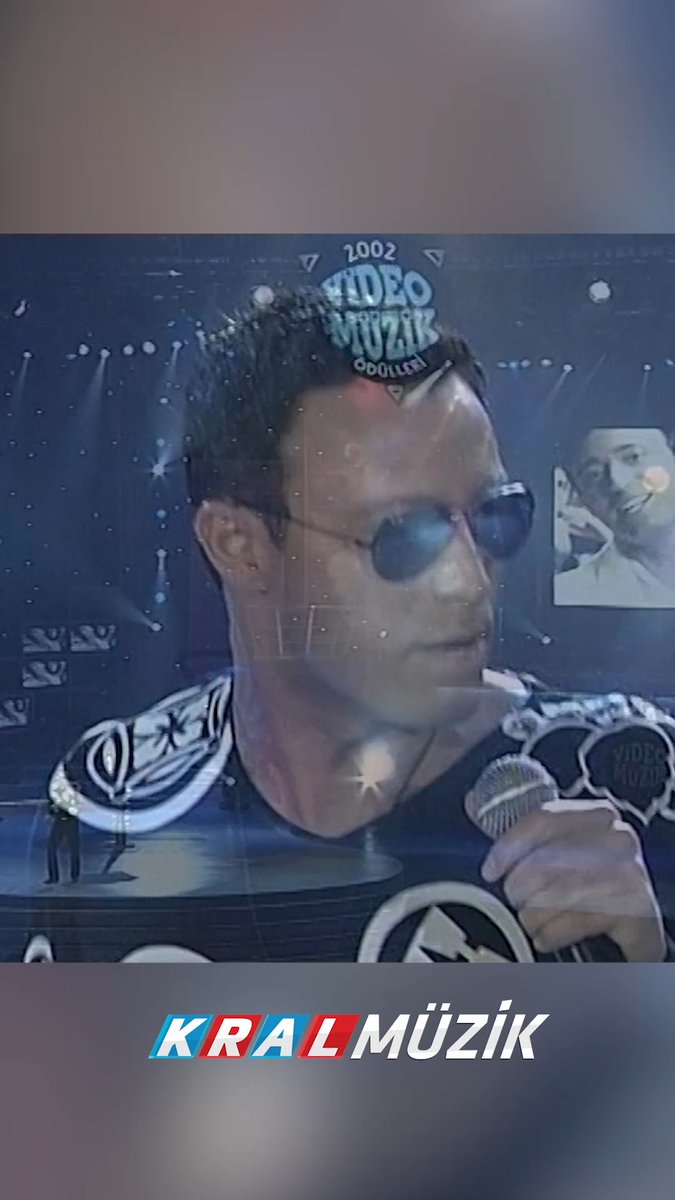 Efsane 90 lar bitmiş 2000 lerin başı Tarkan Karma ile ortalığın damına koymuşken Mustafa nın Tarkan a; "Yarış hala bitmedi,ensendeyim" şarkısı : PAZARA KADAR