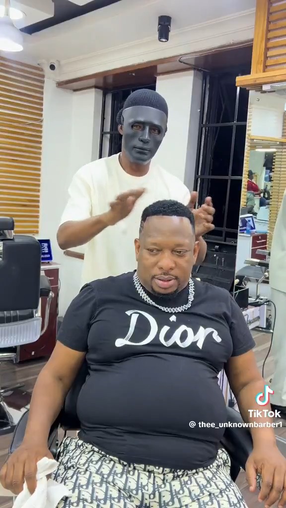 Tshirt ya DIOR na hairstyle ya gen z, but kitambi yangu has its own stairs! Kwani hii tumbo imekuwa skyscraper? Mwaka huu, tumbo lazima iende na this time, I mean business!