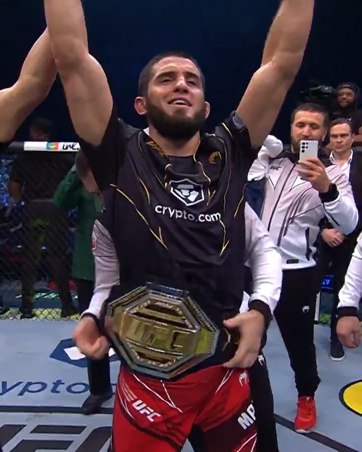 Quand Islam Makhachev est devenu champion en soumettant Charles Oliveira, mettant ainsi fin à sa série de 11 victoires consécutives. 🔥🏆 Il est de retour la semaine prochaine. 🤩 #UFC311