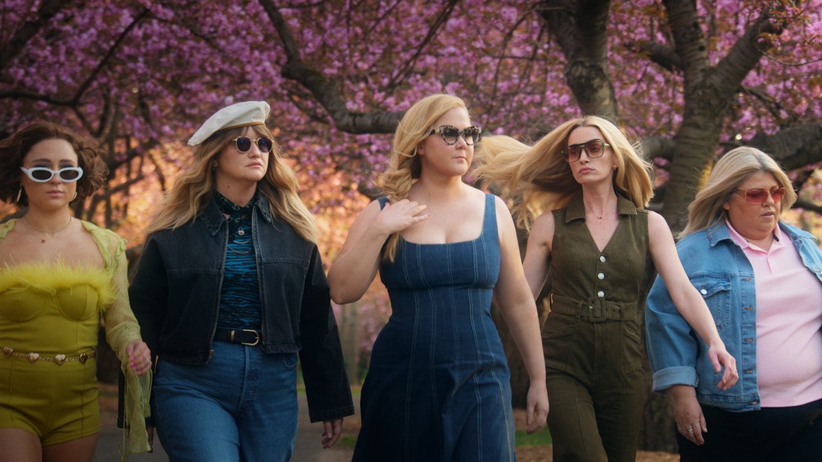 First trailer for ‘KINDA PREGNANT’, a film starring Amy Schumer as a woman pretending to be pregnant. Releasing February 5 on Netflix.