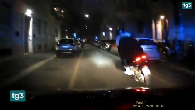 Al Tg3 il video ripreso dall'auto dei carabinieri dell'inseguimento di Ramy morto a Milano durante la fuga il 24 novembre. Le immagini dell'impatto. Le frasi choc dei militari