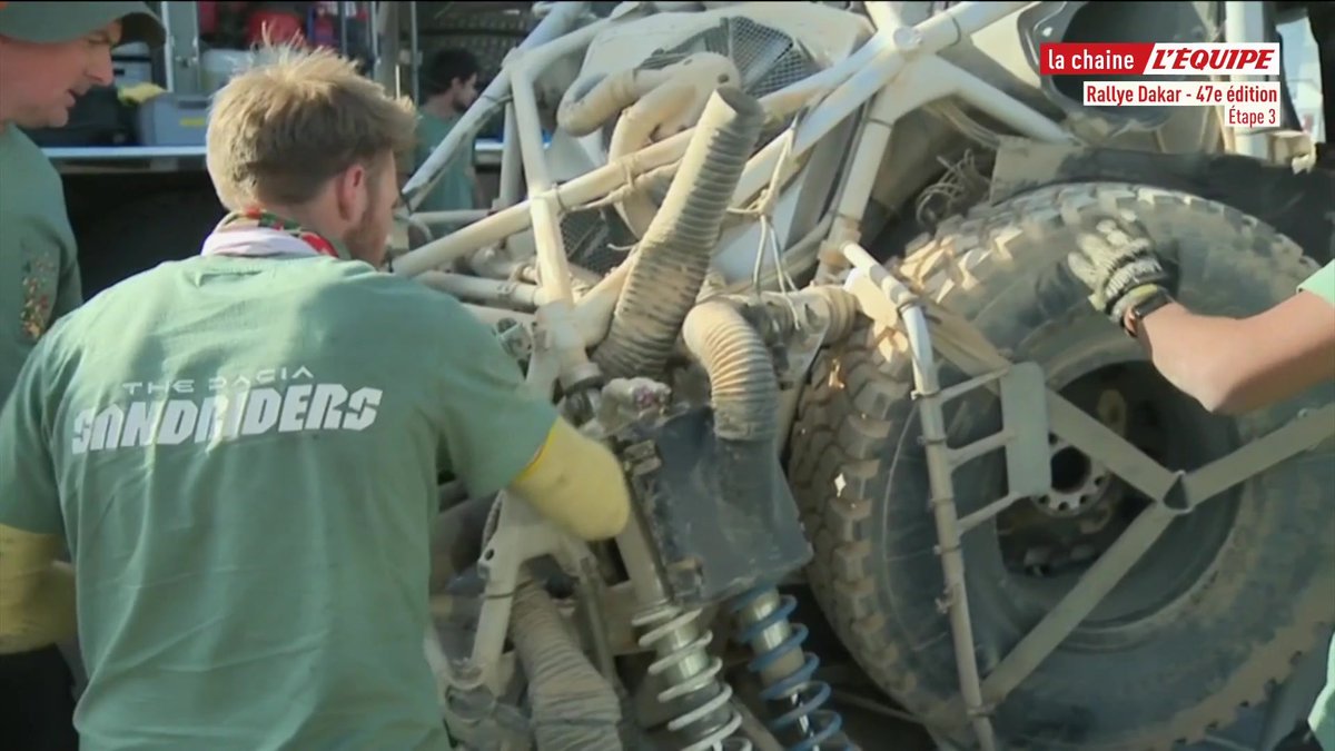 💬 Luc Alphand explique l'importance de l'arceau, que les commissaires de la FIA ont jugé trop endommagé sur la voiture de Sébastien Loeb pour lui permettre de continuer le Dakar. #lequipeAUTO #Dakar2025
