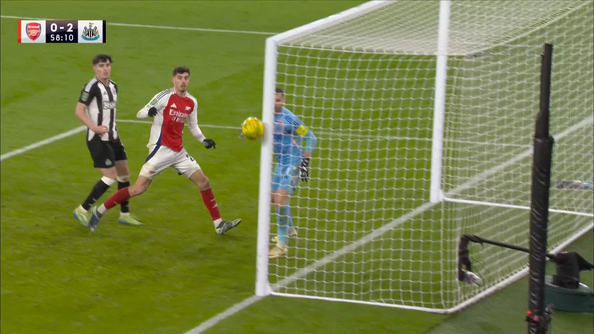 Kai Havertz misses a GOLDEN opportunity from point-blank range! 🫣