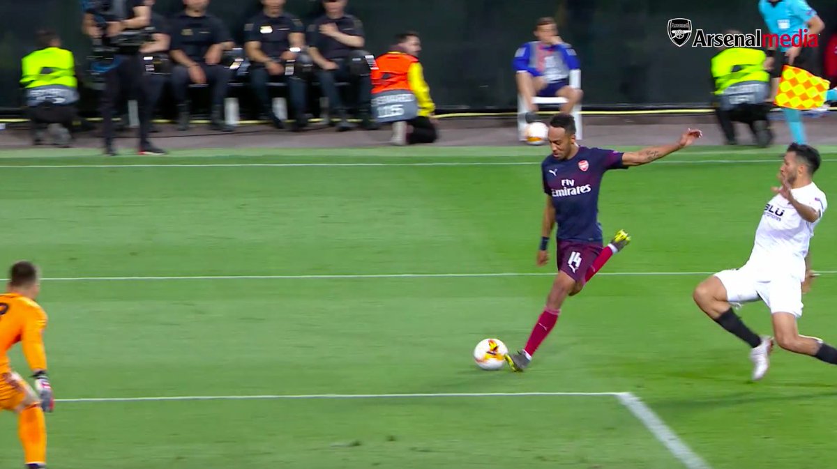 Fed off half chances and delivered now we got fools heading it off their shoulder from 3 yards