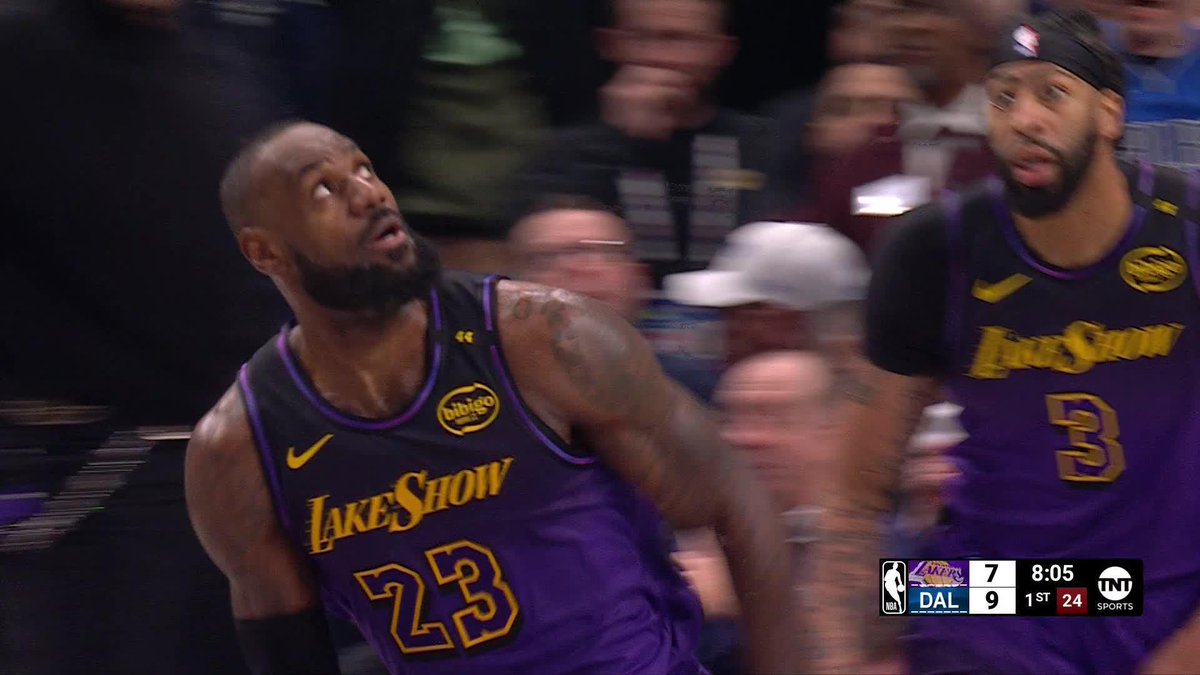 LEBRON WITH THE LEFT-HAND WINDMILL 😱