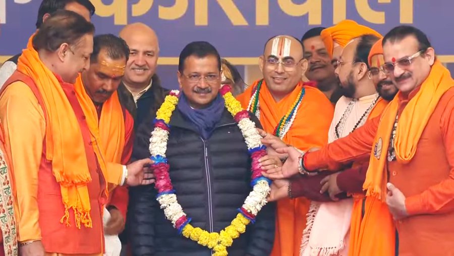 BIG NEWS FROM DELHI Pujaris from across Delhi has left BJP's Mandir prakoshth to join Aam Aadmi Sanatan Sewa Samiti today. Arvind Kejriwal welcomes them all the Sanatan Sewa Samiti.