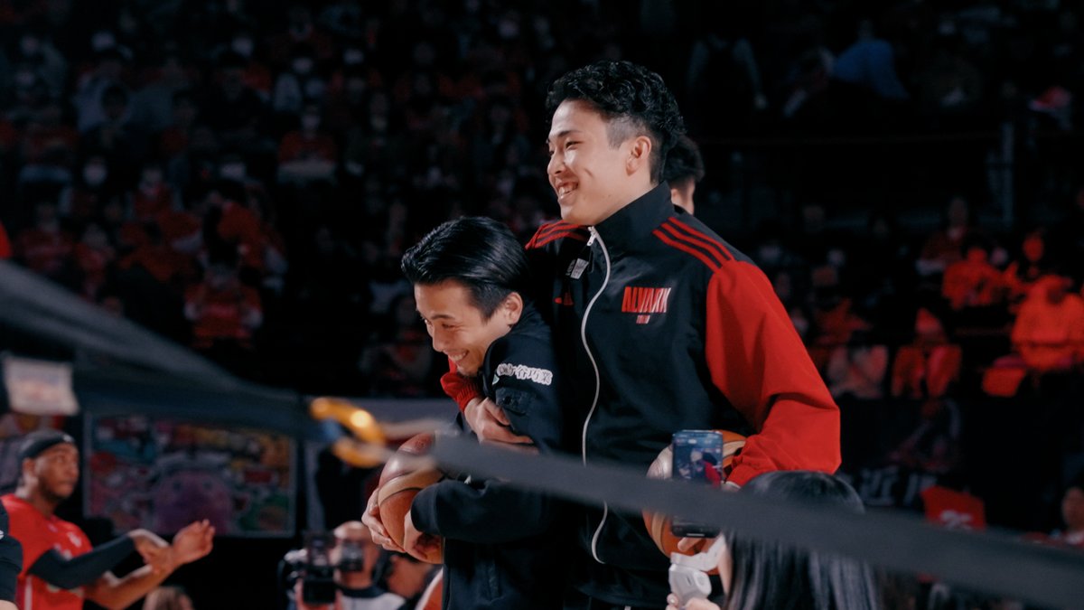 富樫先輩をガッと巻き込む颯太😂 咋シーズンの仲間たちと記念撮影🤝 大倉颯太 Sota Okura 千葉ジェッツふなばし 🛫PAINT IT JETS✨ #アルバルク東京 #WE #ONERISE #Bリーグ #大倉颯太 #富樫勇樹