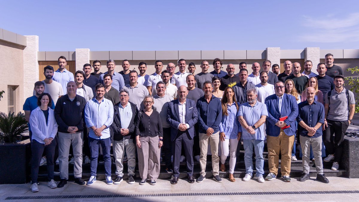 ⦿ El presidente de la RFEF se reúne con los entrenadores españoles en Arabia Saudí. 🗣 Rafael Louzán: "Son nuestros mejores embajadores y nuestro deber es escucharles". ℹ️ #superSupercopa