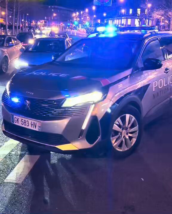 🚨 🇫🇷 Hier, après le décès de Jean-Marie Le Pen, un apéritif géant a été organisé sur la place de la République à Paris. Un individu transgenre, visiblement alcoolisé, s'est comporté de manière provocante en ne respectant pas la police, s'asseyant sur leur véhicule et frappant celui-ci.