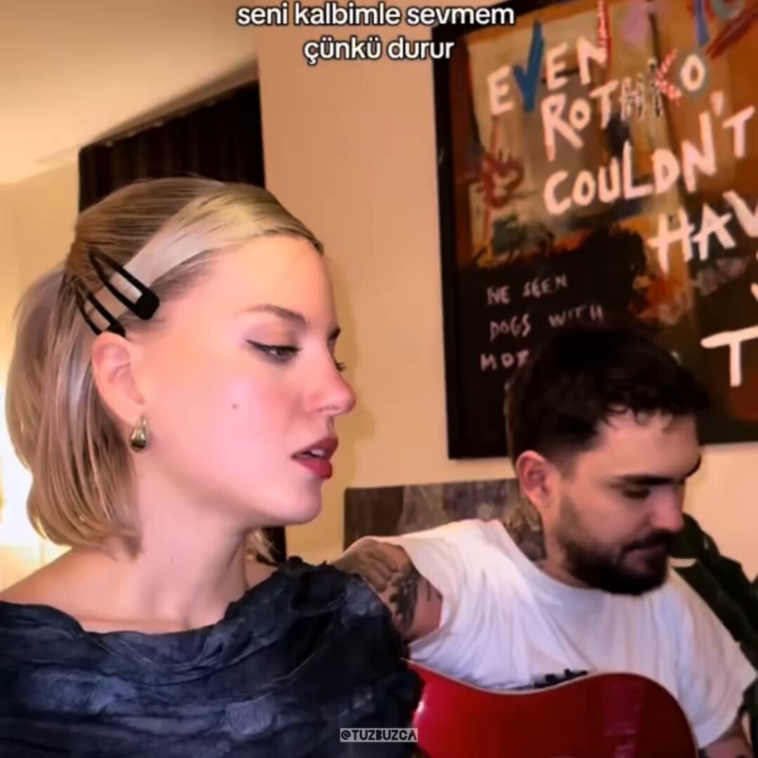 Çağan Şengül &amp; Tuana - Aşk Olsun “Utanır insan böyle olunur mu Bi sözüyle dünya durur mu Tüm işin arasında eli saçlarımda Ruhumla sevemezsem seni Bana aşk olsun Ruhumla sevemezsem seni…”