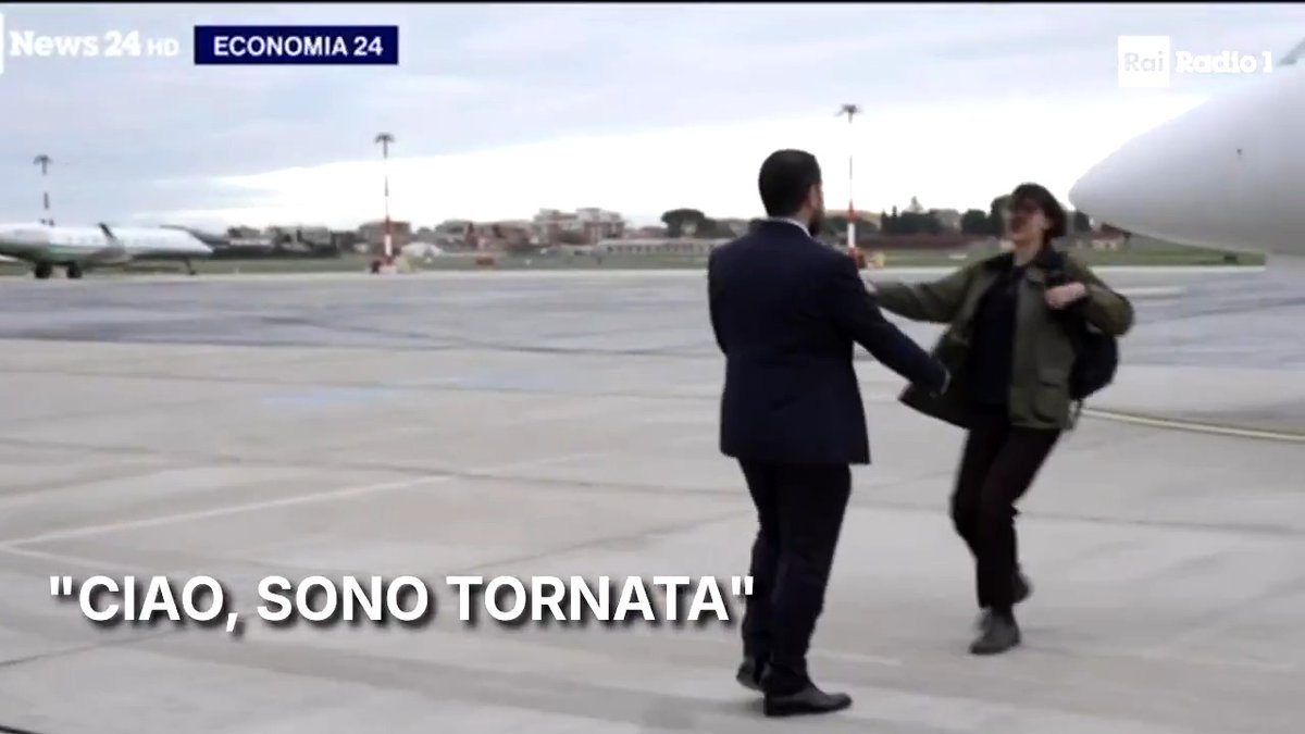 🔵 #CeciliaSala "Ciao, sono tornata", è il vocale inviato dalla giornalista ai colleghi di Chora Media. Nel video Palazzo_Chigi trasmesso da RaiNews, il primo abbraccio con il compagno Daniele Raineri, con i genitori, e l'incontro con la premier Meloni e il ministro Tajani