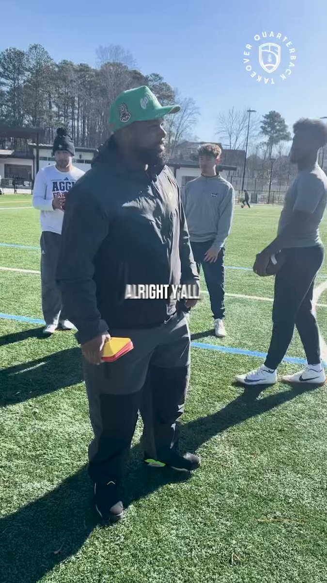 The Half Circle Drill teaches quarterbacks a crucial skill: how to stop and control rotation. Mastering this creates higher velocity throws, even outside the traditional pocket. It’s not just about rotating—it’s about learning how to stop efficiently and generate power. QB Takeover ‼️