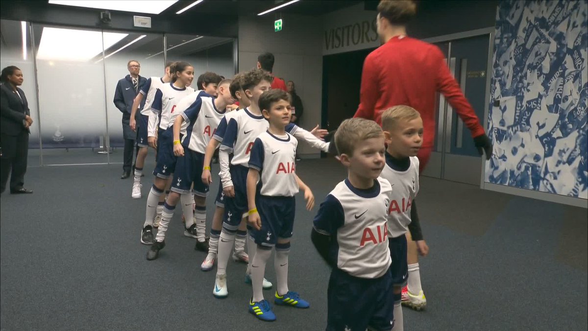 🗣️ "Van Dijk come to Tottenham we haven't got any good defenders at the moment!" Spurs mascots being very honest to the Liverpool players! 🤣