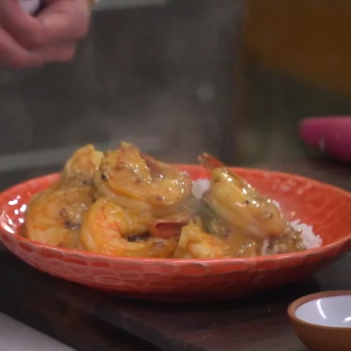 Shrimp Coconut Curry is the comfy weeknight meal you NEEED! (Thanks, @maneetchauhan 👏) Catch Maneet judging a new episode of #Chopped: Name Your Price, Tuesday @ 8|7c! Get the recipe: