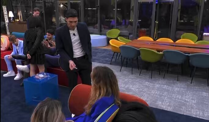 “Ti credi una diva” “Io sono una diva, sarò sempre una diva… Mi dá della diva, io mi do della regina allora” SI HELENA SEI UNA DIVA E UNA REGINA #grandefratello #helevier #zelena
