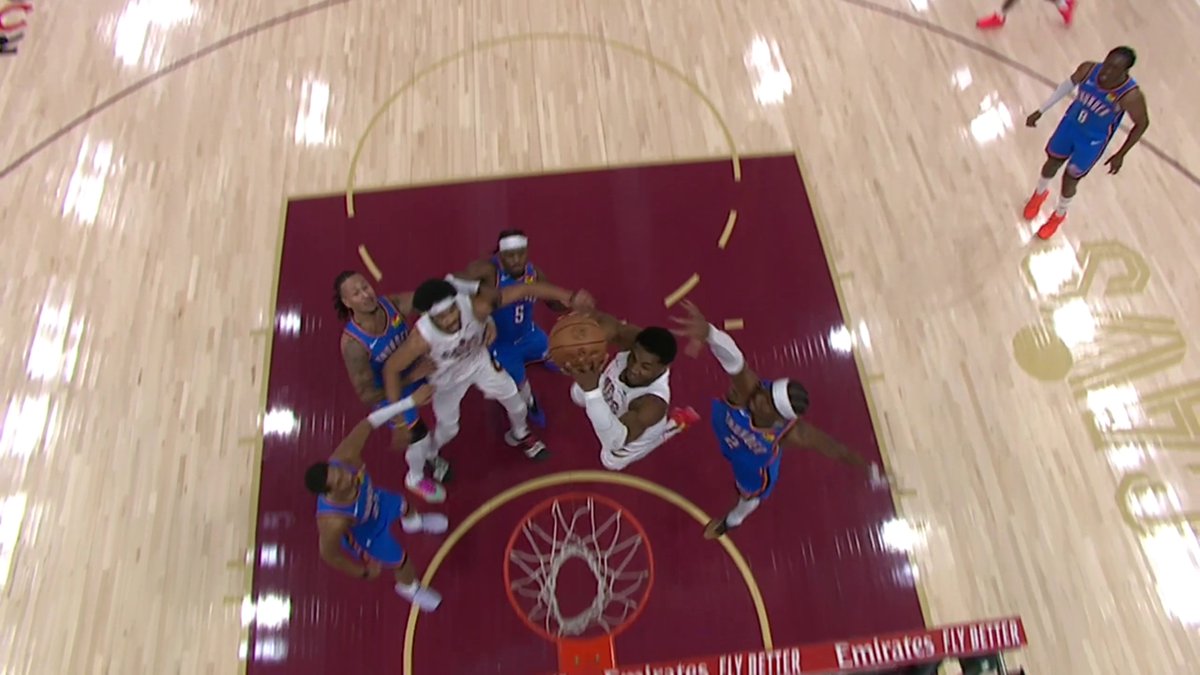 Donovan Mitchell gets his first points of the night with a SLAM 😤 Cavs lead the Thunder 62-59 at the half on ESPN 👀