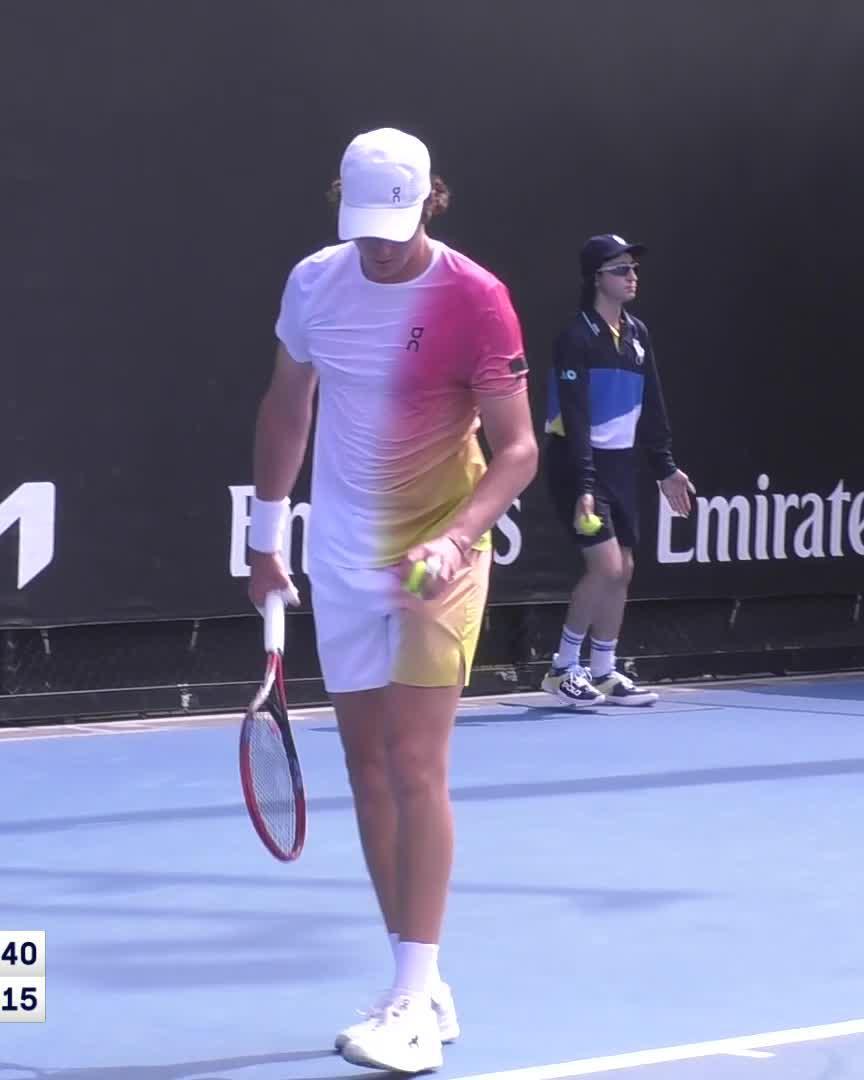 This kid... João Fonseca saves two break points to hold and moves to within touching distance of a Grand Slam debut. He leads Tirante 6-4 5-1 #AO2025