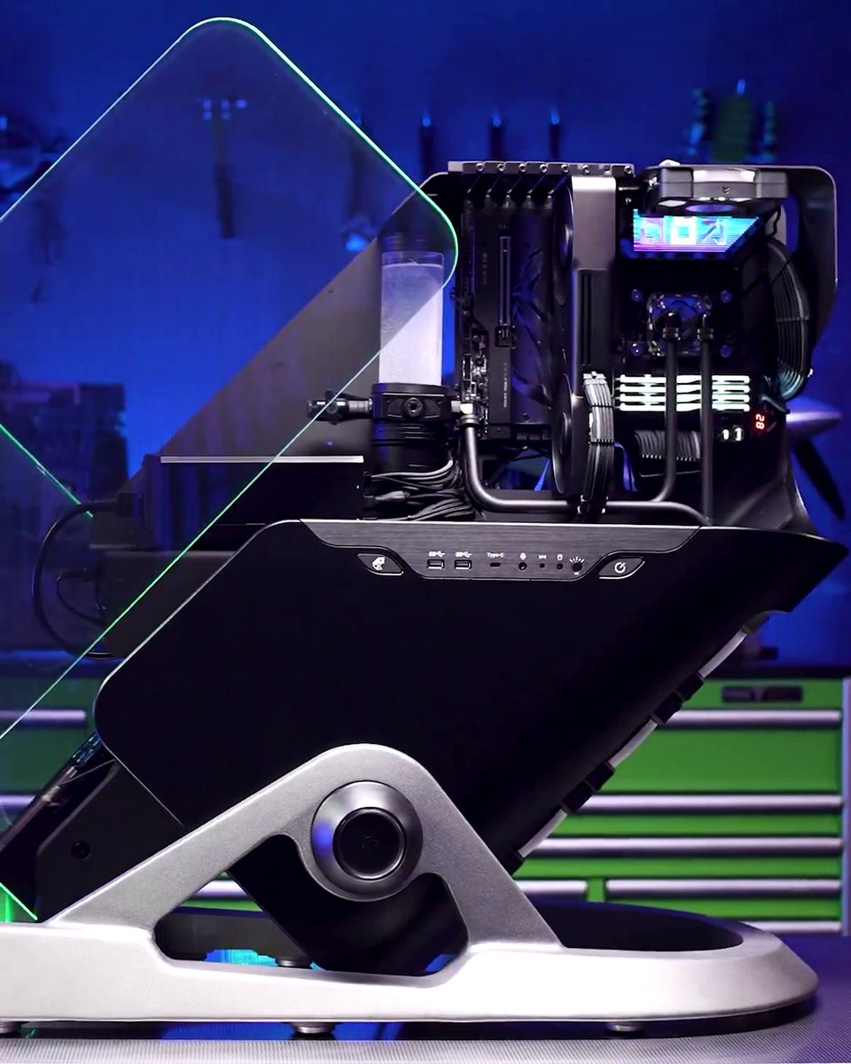 ⚠️ 新しい GeForce Garage ビルド ⚠️ GeForce RTX 5090 Founders Edition を搭載した初となる Blackwell ビルドは、音声で作動するスマートグラスを備えています。 #GeForceRTX50 🔨: Mellow Mods