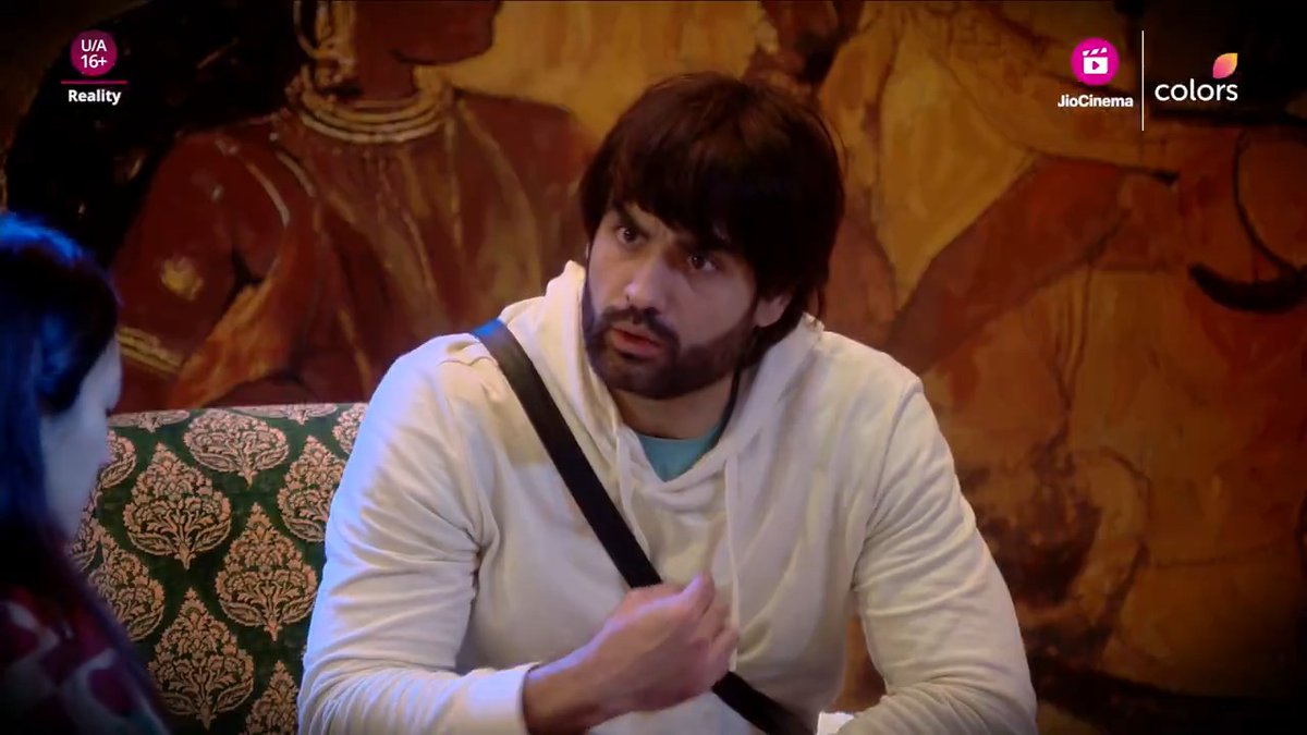 Ek taraf apology for his actions toh dusri taraf gharwalon ke saath bigadte relations. Iss intense task ke baad Vivian kaise manage karenge gharwalon ke beech apni position? 🤔 Dekhiye #BiggBoss18 ColorsTV aur #JioCinema par.