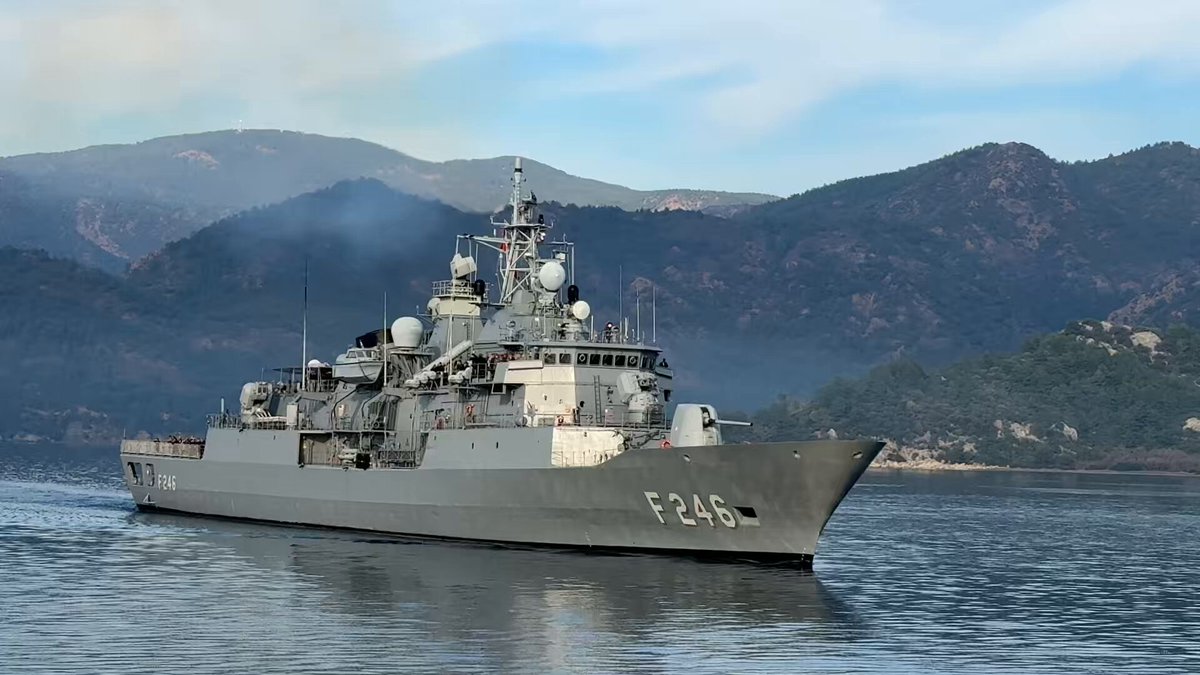 TCG ORUÇREİS Firkateyni, #MaviVatan2025 Tatbikatı’nda içerisinde Milli Savunma Bakanı Yaşar Güler ile TSK Komuta Kademesi’nin bulunduğu TCG SALİHREİS Firkateynini selamladı!