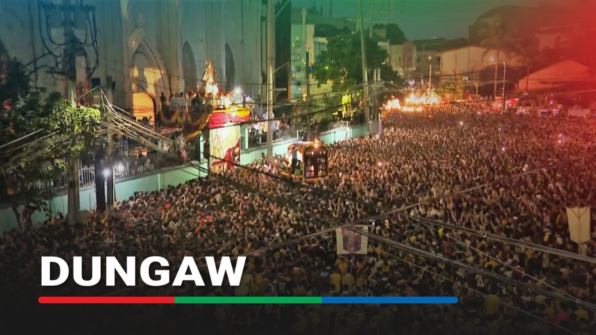 PANOORIN: Pag-awit ng “Ama Namin” ng mga deboto sa tradisyunal na “Dungaw” ng Birhen del Carmen sa Jesus Nazareno sa tapat ng San Sebastian Church.