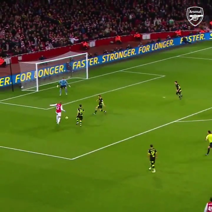 13 years ago, Thierry Henry came off the bench to make his triumphant return to Arsenal as part of a two-month loan deal. 11 minutes later, he scored the winner against Leeds in classic Henry fashion 🥺 (via Arsenal)