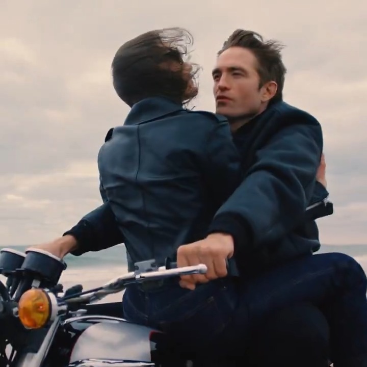 From Manhattan's streets to Rockaway Beach, Robert Pattinson embodies passion and magnetism in Dior Homme's new campaign, directed by The Blaze. Sensuality, confidence, and charisma unfold in every scene. Discover the essence of #DiorHomme. #DiorBeauty #DiorParfums