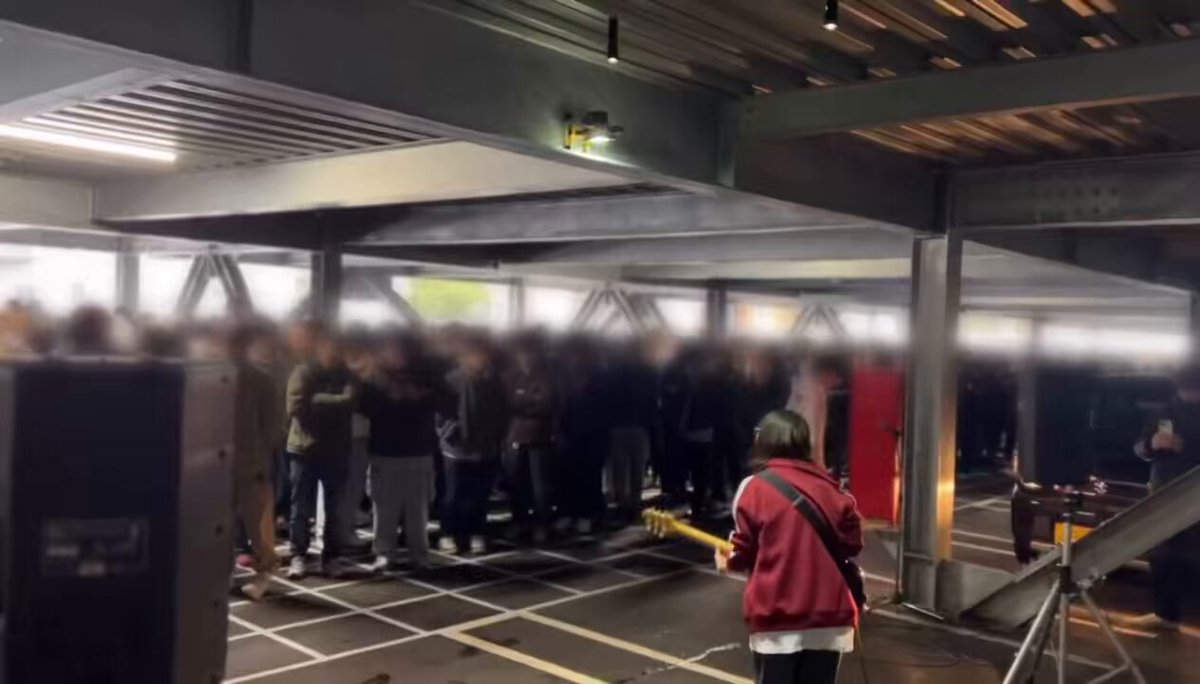 パチ屋抽選待ちの700人に向けてギター弾いてみたけど全く盛り上がらなかった