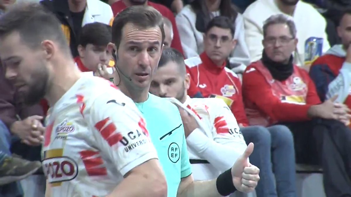 👂🏻Pasen y disfruten: 👮🏻‍♂️El considerado mejor árbitro del MUNDO de futsal, Alejandro Martínez Flores y Antonio Navarro Liza en acción dirigiendo el derbi murciano que enfrentó a El Pozo y Cartagena.