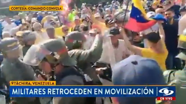Este es el panorama en Táchira, Venezuela, en donde cientos de personas marchan en favor de la oposición. Militares han retrocedido ante las movilizaciones. Más en