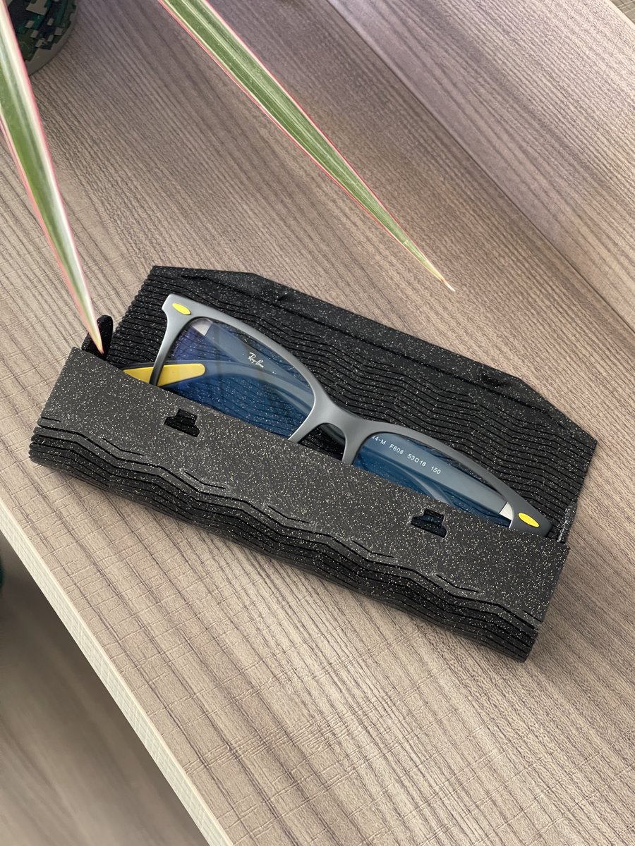 Attention glasses wearers! 🕶️ Today we're featuring the Flexi Glasses Case by designer Rorys3D. This clever case uses a 3D flexible structure, making it both practical and stylish! 👓