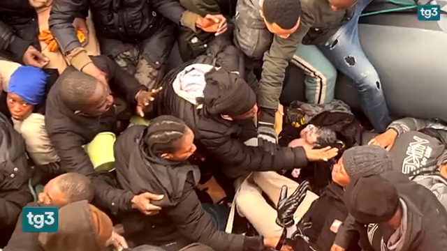 Ancora nudo, sul ventre della madre. Commuove e scuote la foto di un bimbo appena nato a bordo di un barcone di migranti. L'autore dello scatto, il comandante della nave: "Stanchi ma soddisfatti di salvare vite umane"